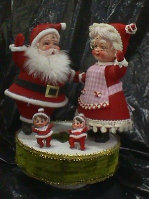 mr.and mrs. clause mucis box 1a.JPG (36011 bytes)