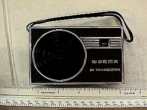 Essex TR-10V 10 Transisitor Radio.JPG (35143 bytes)