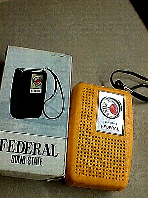 Federal 642 Solid State Yellow Pocket Radio.JPG (61812 bytes)