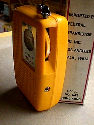 Federal 642 Solid State Yellow Pocket Radio b.JPG (38268 bytes)