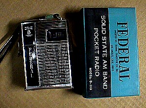Federal D-1113 8 Trans Pocket Radio.JPG (37760 bytes)