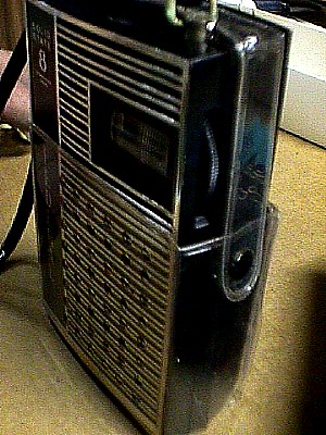 Federal D-1113 8 Trans Pocket Radio b.JPG (62018 bytes)