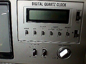 Hitachi K-2300 TV with Digital Quartz Clock h.JPG (32948 bytes)