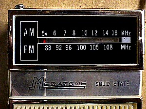 Megaton TC 903 AM-FM Pocket Radio b.JPG (37029 bytes)