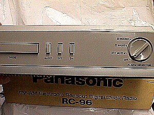 Panasonic RC 96 AM-FM Digital Clock Radio b.JPG (34430 bytes)