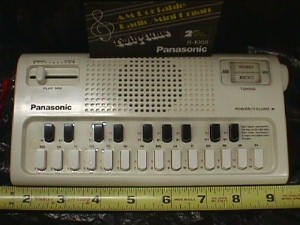 Panasonic R 1088 Organ AM radio with ruler.JPG (22580 bytes)