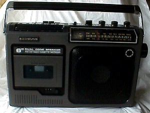 Samsung RC 325 AM-FM Cassette Recorder 1.JPG (23592 bytes)