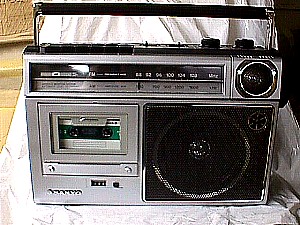 Sanyo 2563 Portabel AM-FM Cassette Player.JPG (37964 bytes)