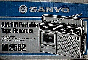 Sanyo AM-FM Portable M2562.JPG (39535 bytes)