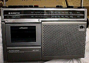 Sanyo AM-FM Portable M2562 2.JPG (39447 bytes)