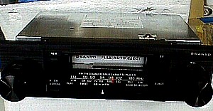 Sanyo FT V76 AM-FM Radio Cassette Stereo Player a.JPG (21418 bytes)