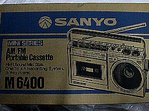 Sanyo MiniSeries AM-FM Portable M6400.JPG (41502 bytes)