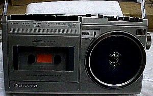 Sanyo MiniSeries AM-FM Portable M6400 1.JPG (29637 bytes)