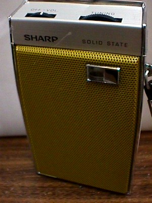 Sharp AM radio 1.JPG (37143 bytes)