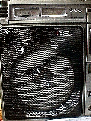 Sharp GF 9494 AM-FM Cassette Portable Boom Box a.JPG (79440 bytes)