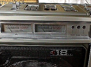 Sharp GF 9494 AM-FM Cassette Portable Boom Box b.JPG (41237 bytes)