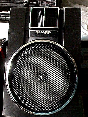 Sharp GF A1 AM-FM Cassette Portable Boom Box w-Detachable Speakers c.JPG (68539 bytes)