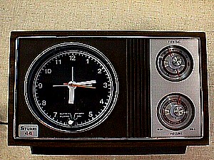 Studio 44 AM-FM Alarm Clock a.JPG (39872 bytes)