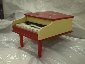 Sweet Tunes Baby Grand Piano 1a.JPG (18162 bytes)